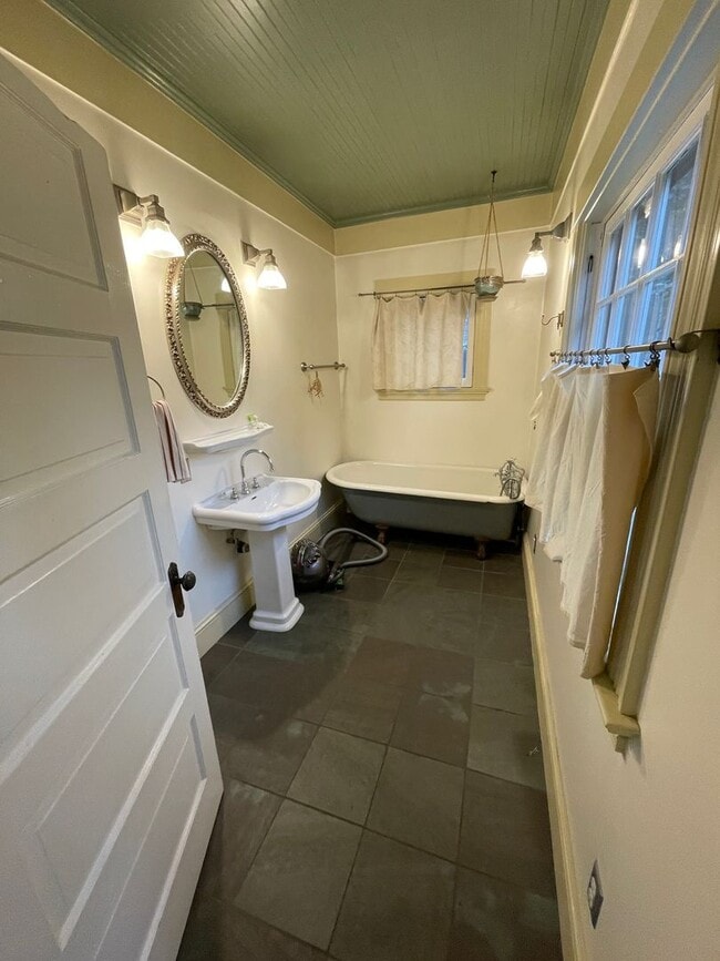 Building Photo - 2002 NE 13th Ave