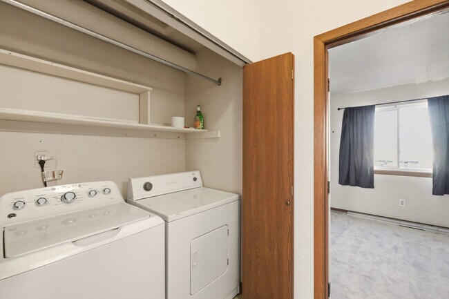 Building Photo - Open Concept Two Bed Two Bath Townhouse!