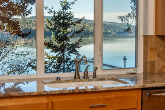 Building Photo - Beautiful Custom Home Overlooking Sequim Bay