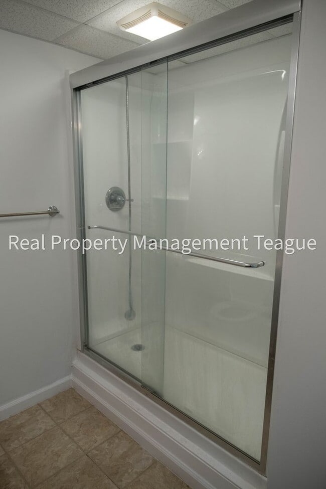 Building Photo - Heat and Utilities Paid by Owner!