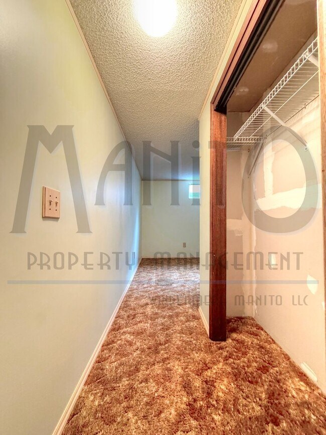 Building Photo - Entertainers Dream Home