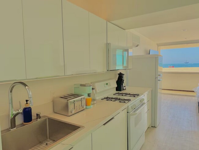 Building Photo - Stunning Ocean Front Location