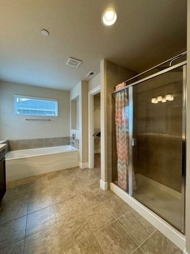 Building Photo - Gorgeous 4BR, 3.5BA Gem in Kingstone Community, Lynnwood,