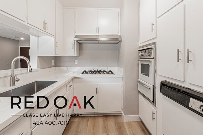 Building Photo - 15405 Vanowen St