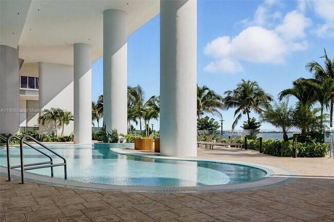 Building Photo - 700 NE 24th St