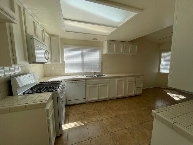 Building Photo - Hesperia-Refurbished- 3 Bedrooms, 2 Bathro...