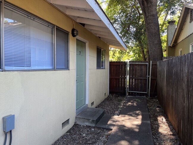 Building Photo - Perfect 1 Bed 1 Bath - Covered Parking Included!