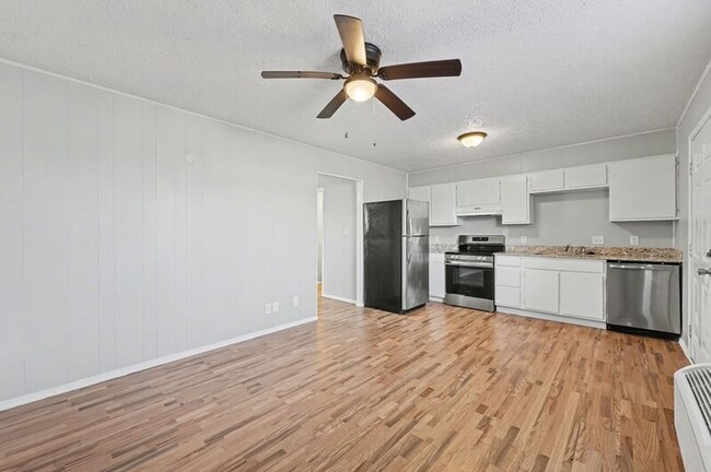 Building Photo - 1045 Happy Holw