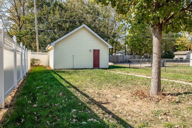 Building Photo - 742 N Sheffield Ave