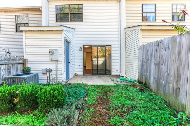 Building Photo - WILLIAMSBURG 2 Bedroom 1.5 Bath Townhome