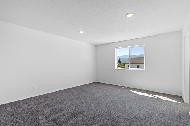 Building Photo - Lease special, save $900.00 if you sign an...