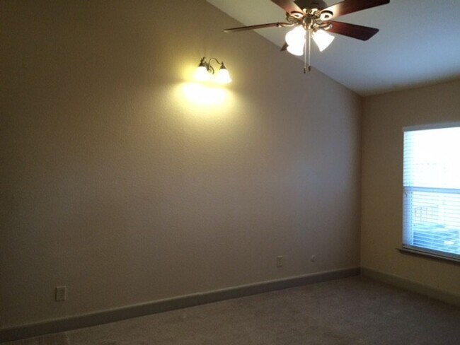 Building Photo - Cute 3/2 duplex in Frisco, Tx- Available NOW and Renovated
