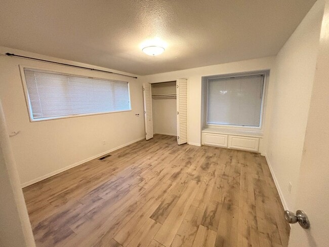 Building Photo - Lovely 2BD, 2BA Home In Lake Oswego with Lake Access!!