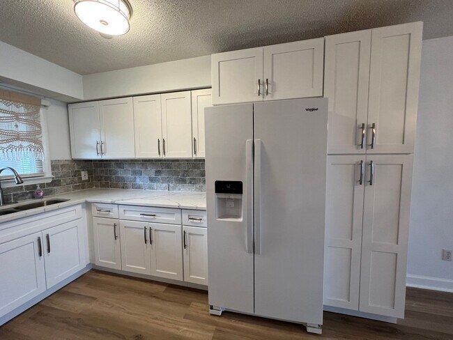 Building Photo - Beautiful waterfront condo on Lake Wylie!