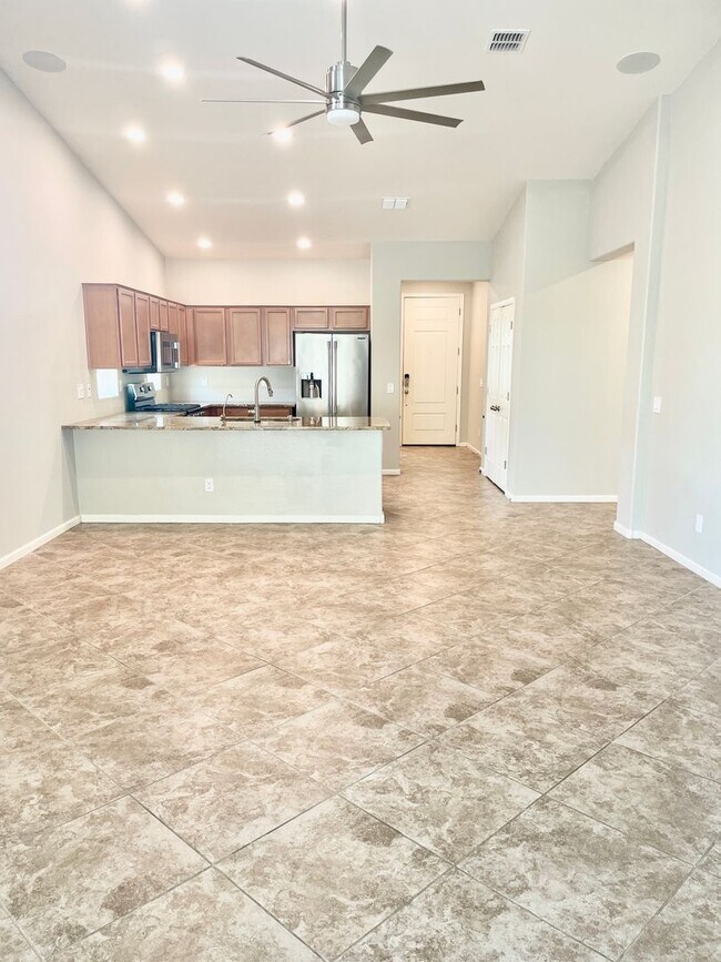 Building Photo - 5 Bedroom/3 Bath Home in Chandler!