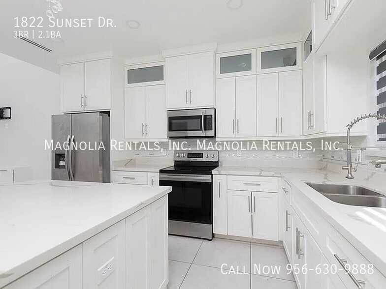 Building Photo - 1822 Sunset Dr