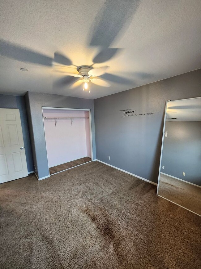 Building Photo - Beautiful two-story townhouse in Fontana G...