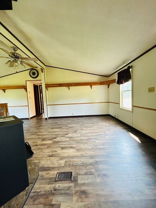 Building Photo - Country 3 Bed / 2 Bath Home for RENT