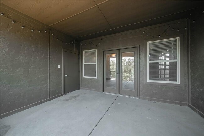 Building Photo - 2745 Troutt Dr