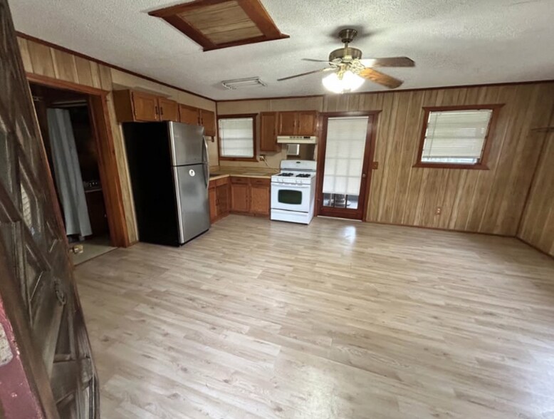 Building Photo - 2886 Rex Dr S