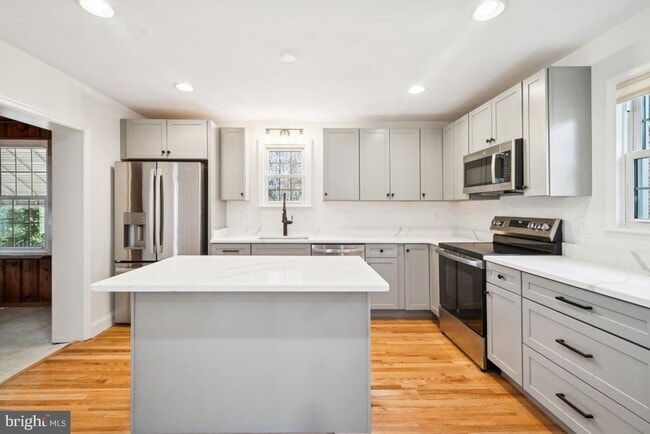 Building Photo - 7809 Oakdale Ave