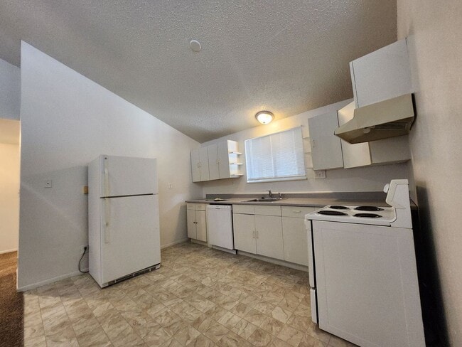 Building Photo - 677 E Clarion Dr