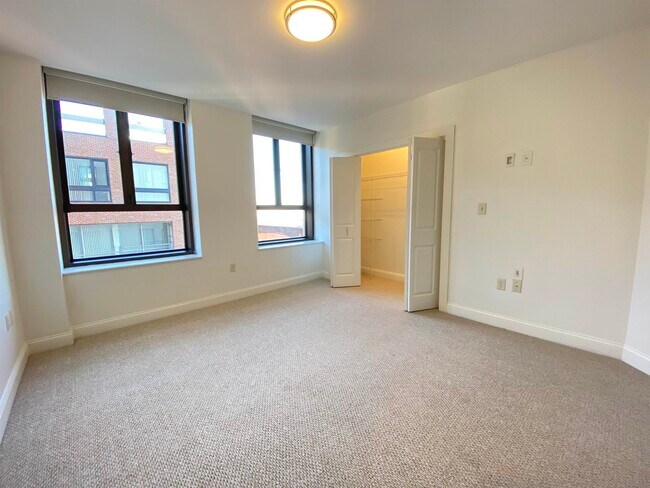 Building Photo - 875 Elm St