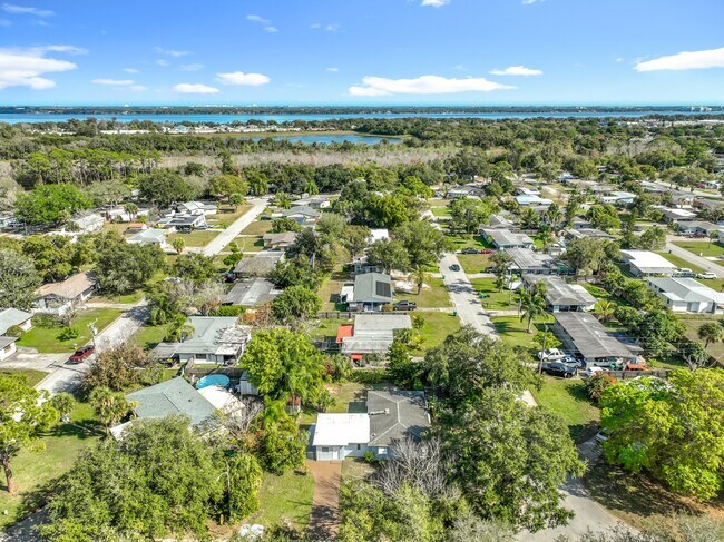 Building Photo - 1706 Cambridge Dr