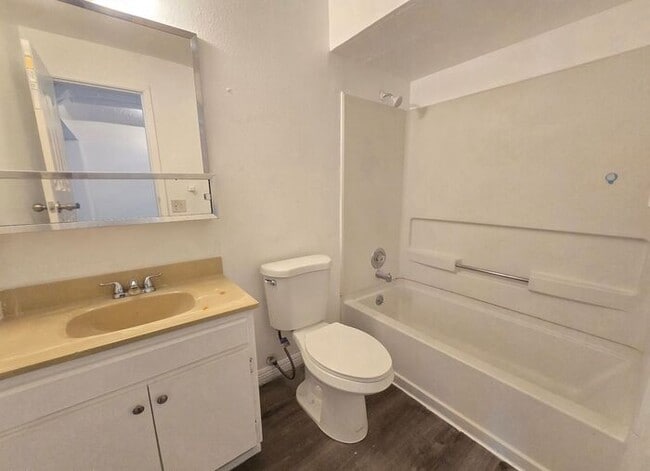 Building Photo - 3-Bedroom, 2.5-Bath Tri-Level Townhome Near UNR & Downtown Reno