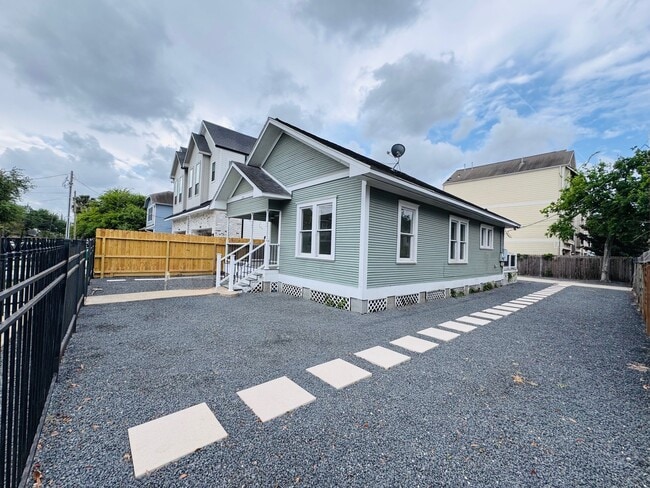 Building Photo - 1345 Nashua St