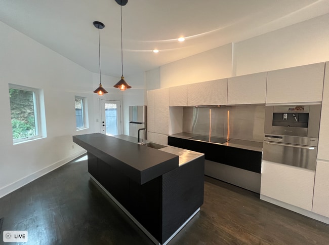 Building Photo - Stunning 3 bedroom, 2 bath Townhouse in Alta Vista Development