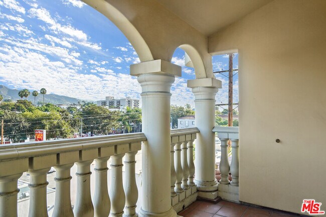 Building Photo - 1050 N Edinburgh Ave