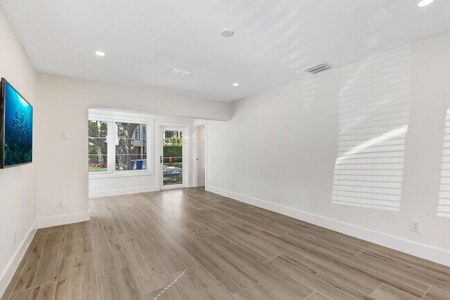 Building Photo - ** OLDE NAPLES ** 2 BED / 2 BATH - COMPLETELY REMODELED - PET OK! - ANNUAL RENTAL