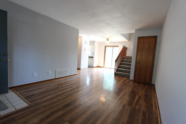 Primary Photo - 2801 W Broadway