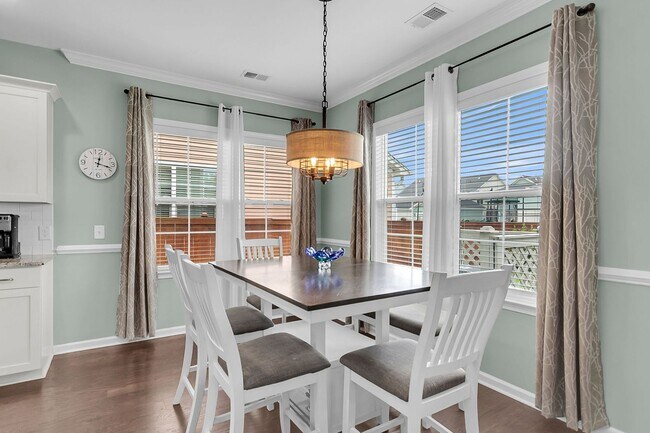 Building Photo - Fully Furnished 3 Bedroom, 2.5 Bathroom Ho...