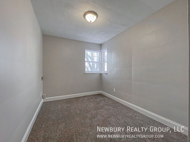 Building Photo - Meticulously maintained two-bedroom, one-b...