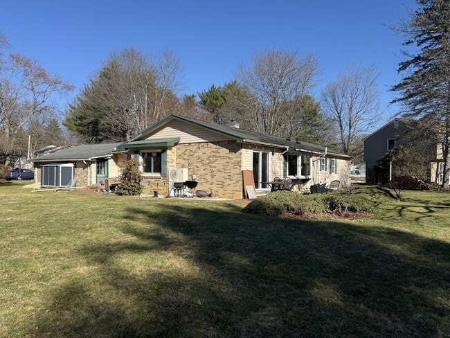 Building Photo - 18 Cricklewood Cir