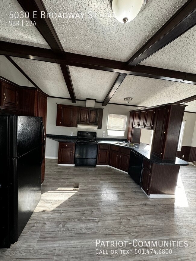 Building Photo - 5030 E Broadway St