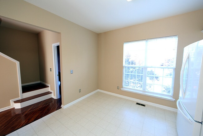 Building Photo - Spacious Townhome in Amazing NW Raleigh Lo...