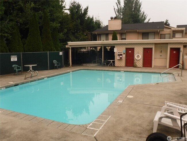 Building Photo - Spacious 2-Bed, 2-Bath Condo in Prime Ever...