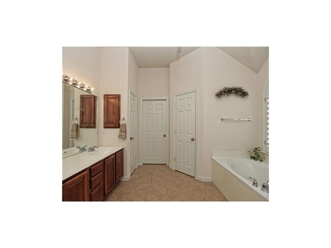 Building Photo - 2660 Salorn Way