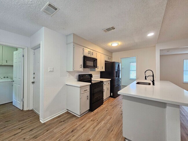 Building Photo - AVAILABLE NOW!