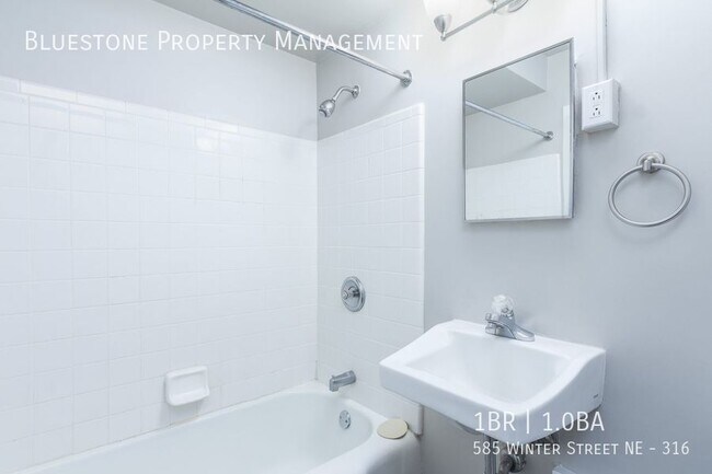 Building Photo - 585 Winter St NE