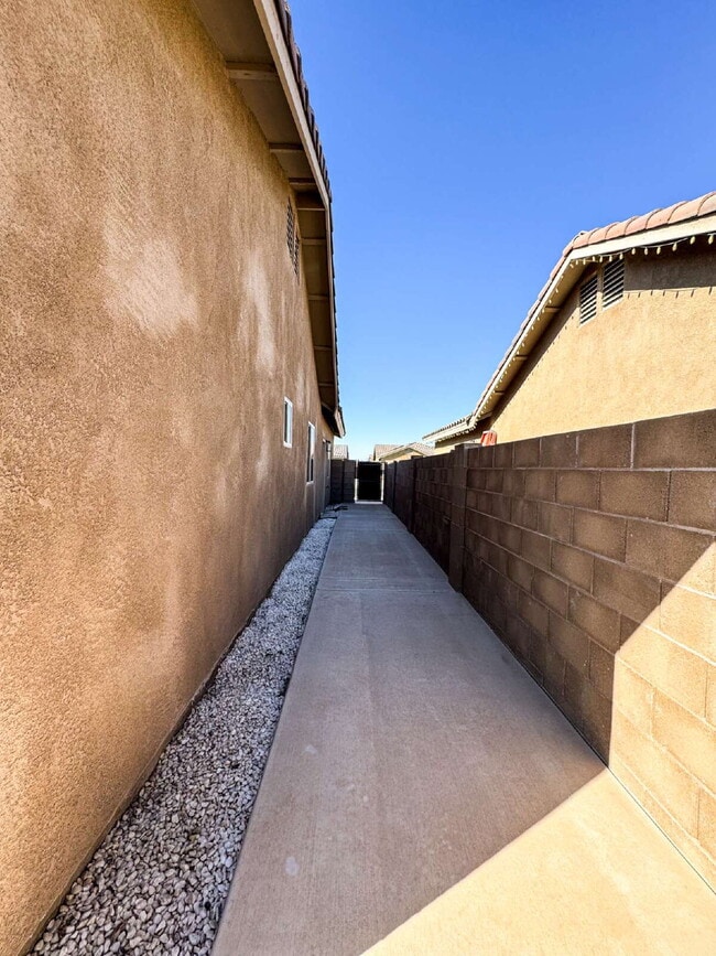 Building Photo - "Spacious 4-Bedroom, 2-Bathroom Home in Yu...