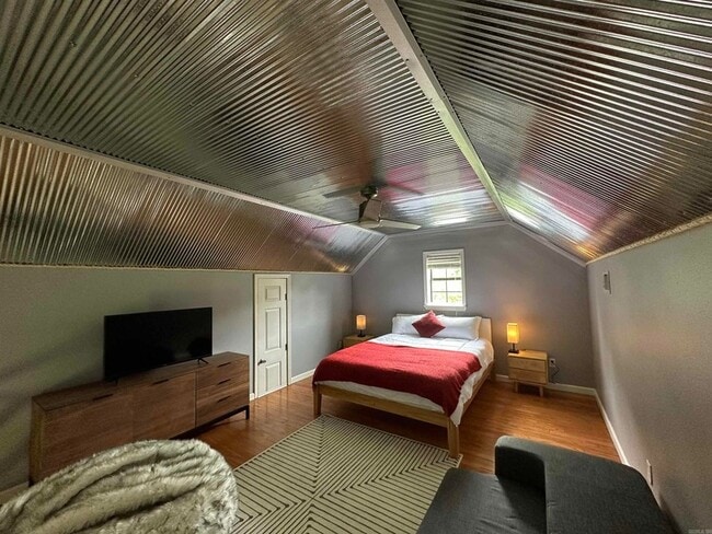 Building Photo - 896 Vaughn Rd