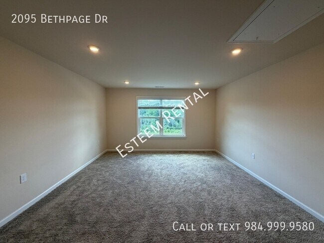 Building Photo - 2095 Bethpage Dr