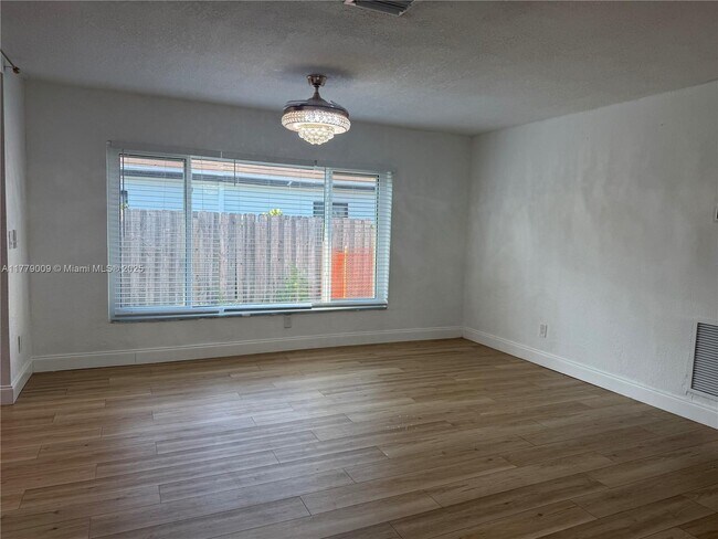 Building Photo - 1040 SW 30th Ave