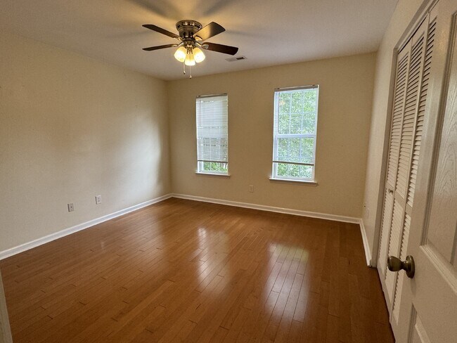 Building Photo - 3 BD/2 BA - Two Story Home in Mid-town Wil...