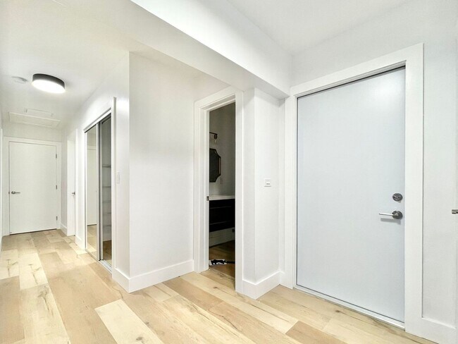 Building Photo - Beautifully remodeled 4 bedroom, 3 full ba...