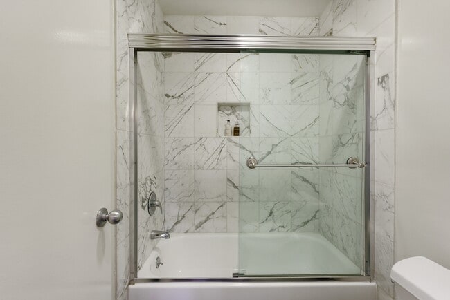 Building Photo - 906 N Doheny Dr